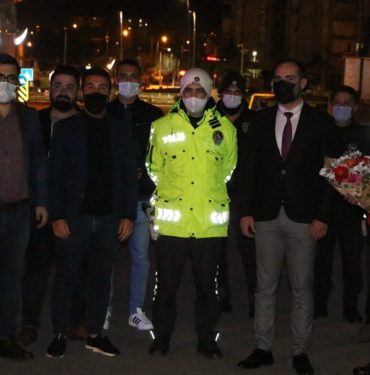 Ak Parti Gençlik Kollarından Polise Çiçekli Destek (1)