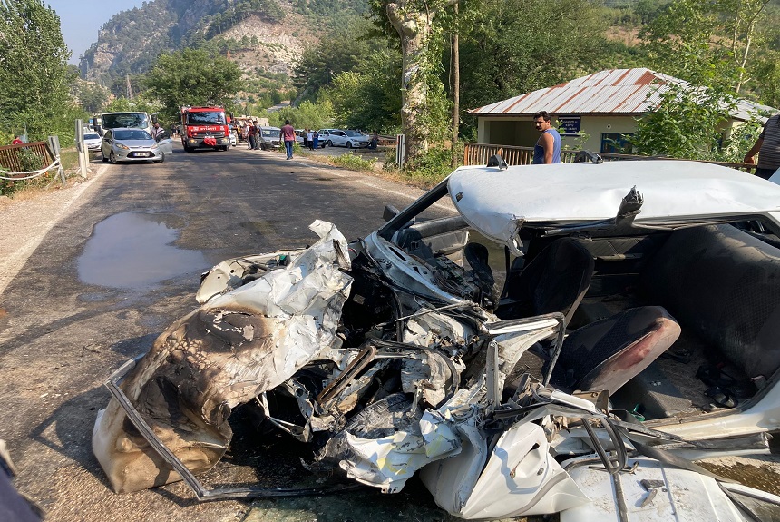 Saimbeyli Feke Yolu Kaza Sonrası Otomobil Alev aldı 1 Yaralı