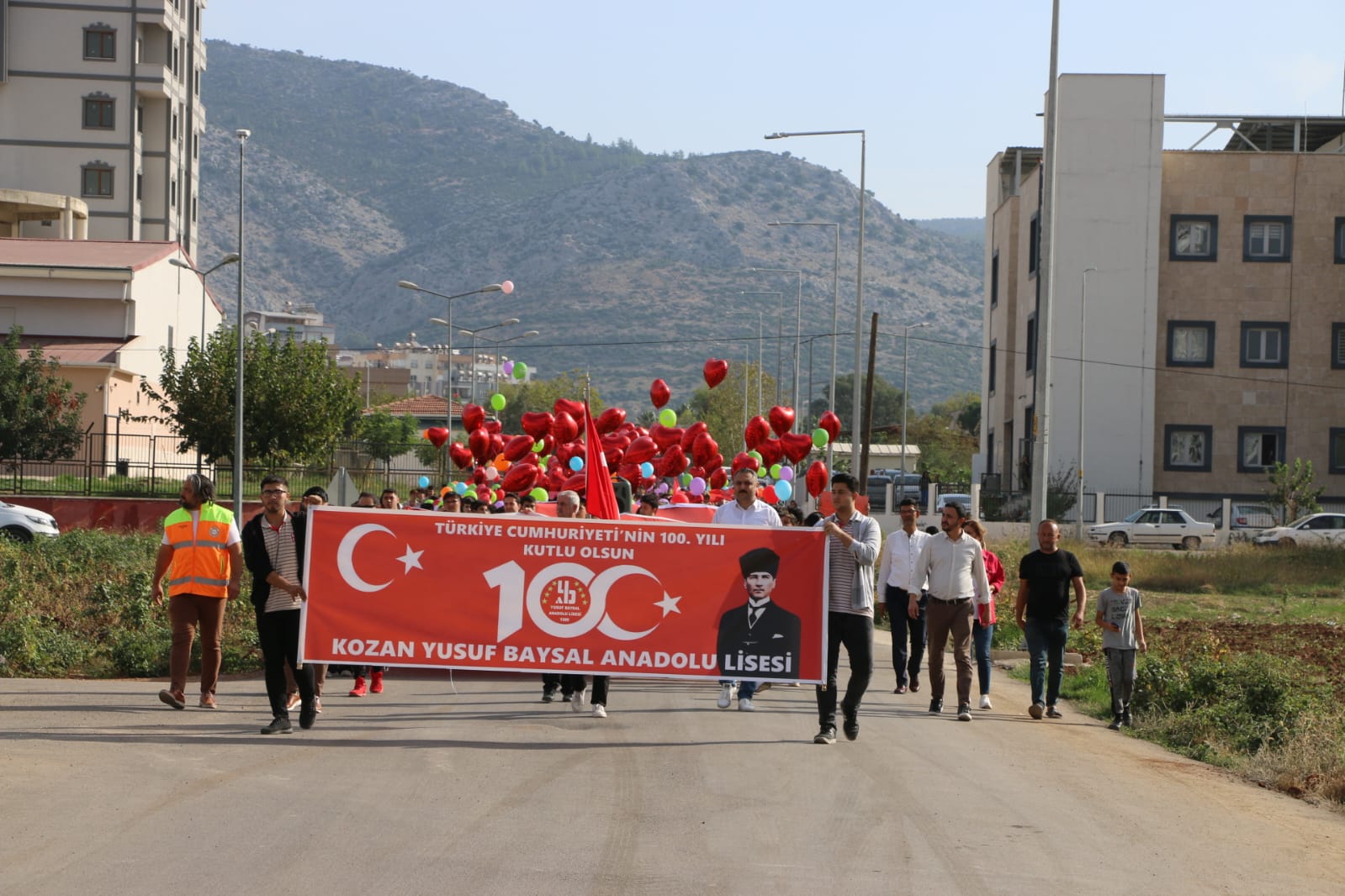 KOZANDA-LISE-OGRENCILERINDEN-CUMHURIYETIN-100.-YILINA-OZEL-YUZLERCE-BALON-GOKYUZUNE-BIRAKILDI-2