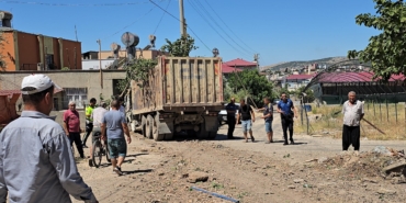 Kozan'da Hafriyat Kamyonu Facianın Eşiğinden Döndü (2)
