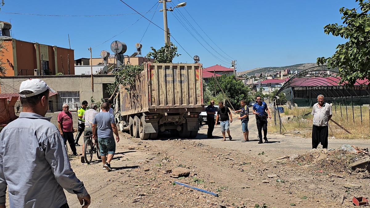 Kozan'da Hafriyat Kamyonu Facianın Eşiğinden Döndü (2)