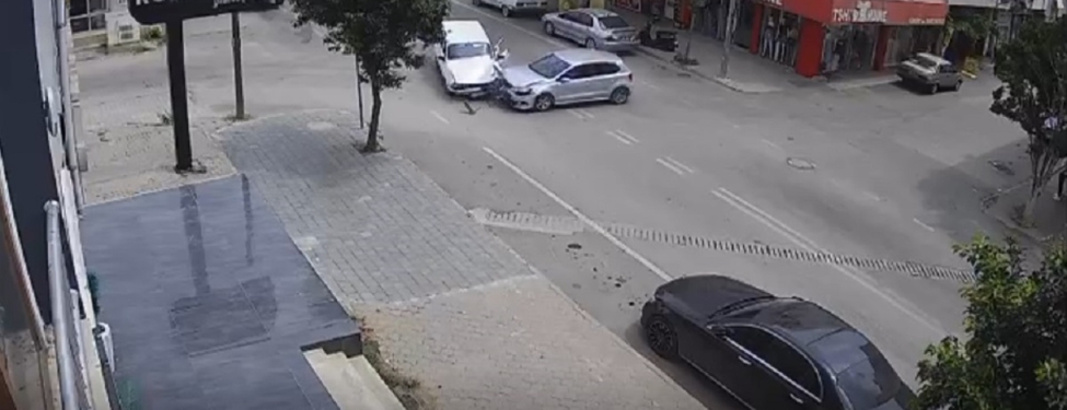 Kozan'da Trafik Kazası Anı Güvenlik Kamerasına Yansıdı (2)