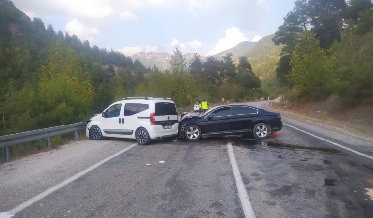 Kozan Feke Karayolu Trafik Kazası 3 Yaralı